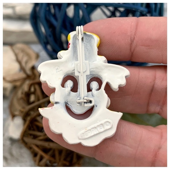 Vintage Signed Gerry’s Figural Circus Clown White Enamel Hand Painted Brooch Pin - Picture 3 of 5